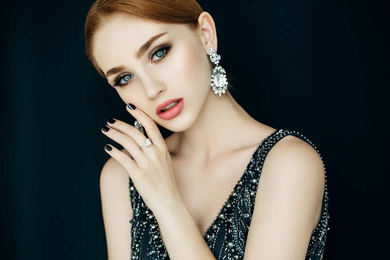 kobieta ze srebrną biżuterią