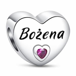 Srebrny charms w kształcie serca z imieniem Bożena i różowym kamieniem w kształcie serduszka pod napisem.